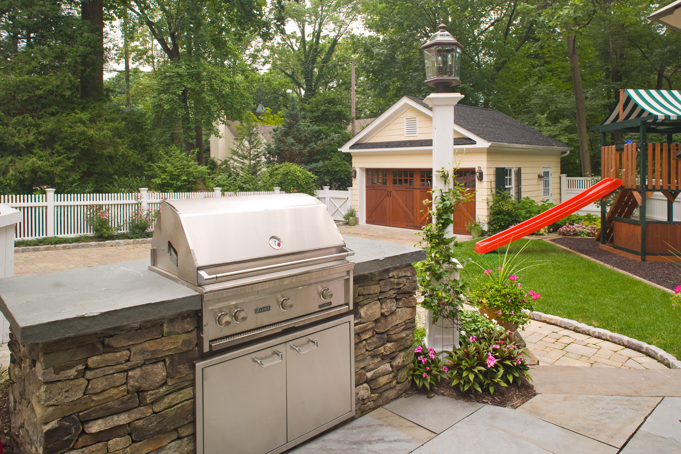 Outdoor Kitchen and BBQ by Cording Landscape Design